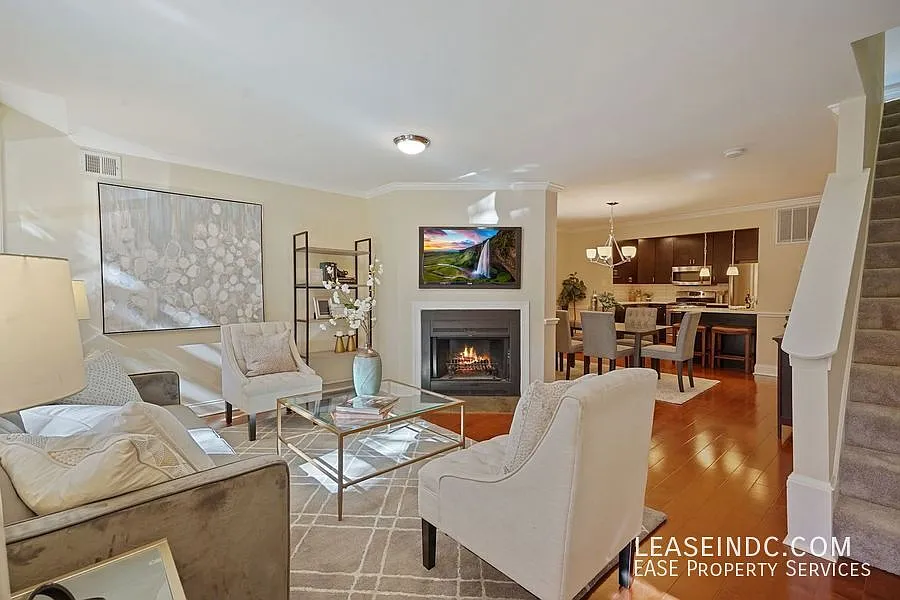 3 bed, 2.5 bath, 1786 sqft, $4,300 — Photo 2