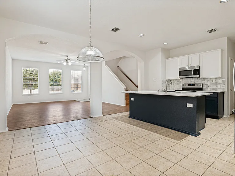 925 Jamie Dr — Photo 4