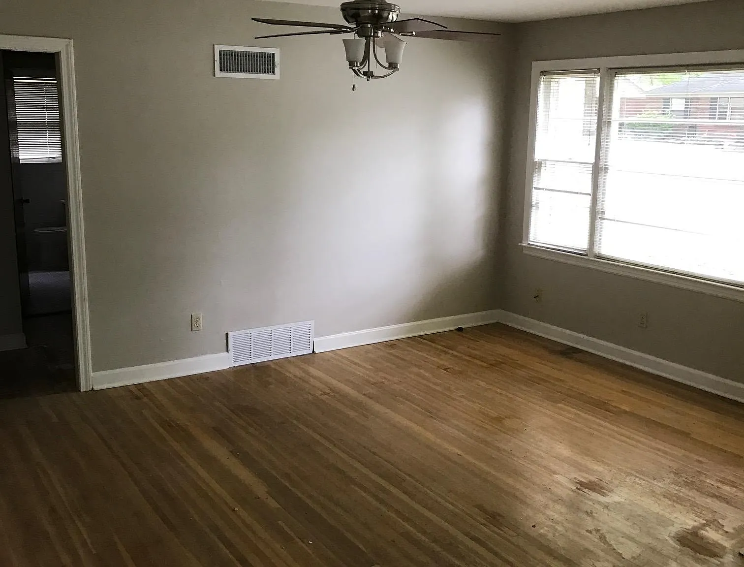 3 bed, 1.5 bath, 1143 sqft, $1,449 — Photo 2