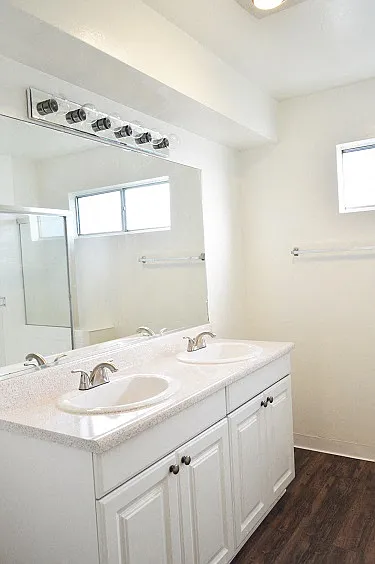 Los Feliz Summit Apartments — Photo 16