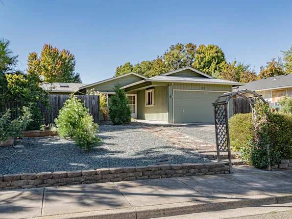 125 School House Rd, Talent, OR 97540