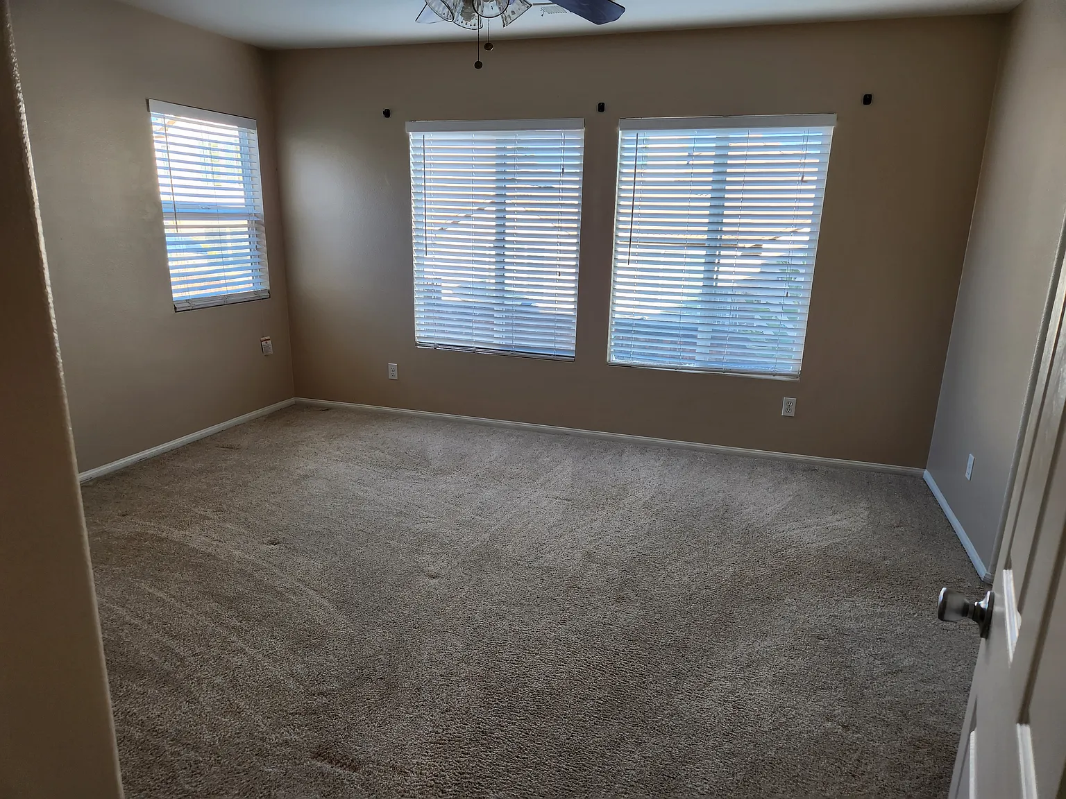 4 bed, 2.5 bath, 2389 sqft, $3,200 — Photo 4