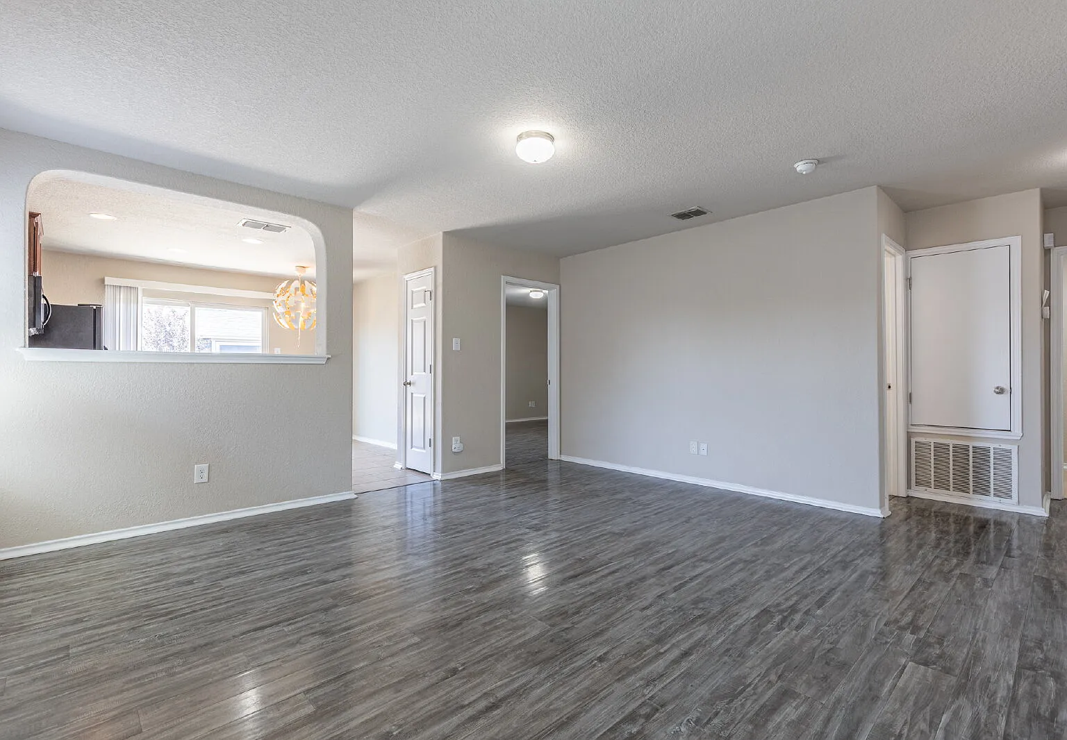 2 bed, 1.0 bath, 968 sqft, $1,350 — Photo 4