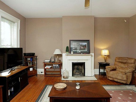 4th image of 371 N Limestone St #373