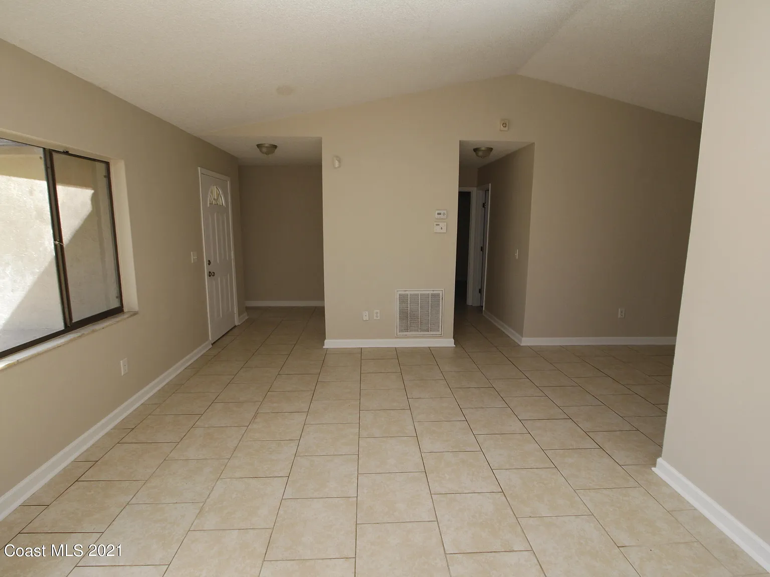 3 bed, 2.0 bath, 1374 sqft, $1,795 — Photo 3