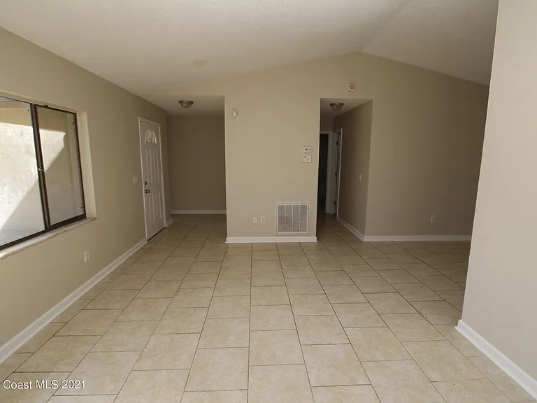 907 Commerce Rd SE — Photo 3