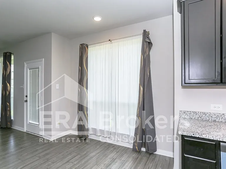 909 Clanton Cv — Photo 8