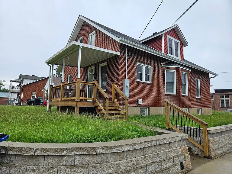 715 W 2nd St — Photo 35