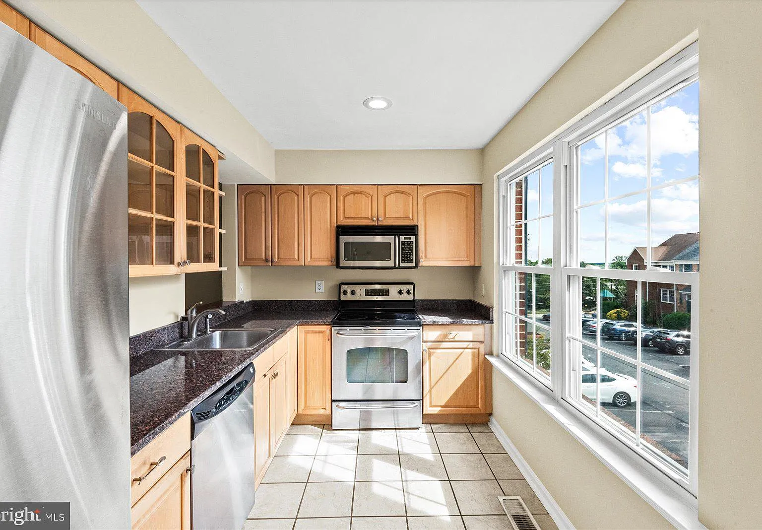 3 bed, 4.0 bath, 2070 sqft, $3,800 — Photo 3