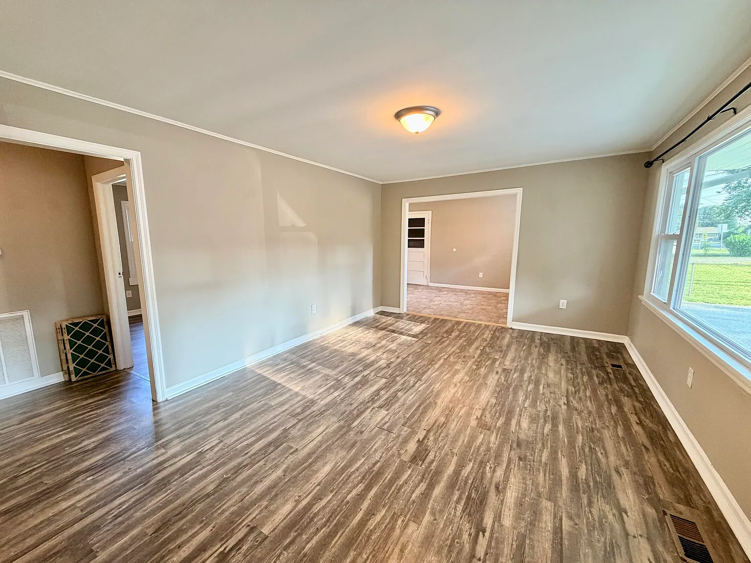3 bed, 1.0 bath, 1062 sqft, $1,100 — Photo 2
