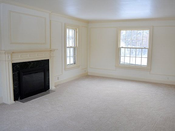 3rd image of 884 Dickson Pkwy