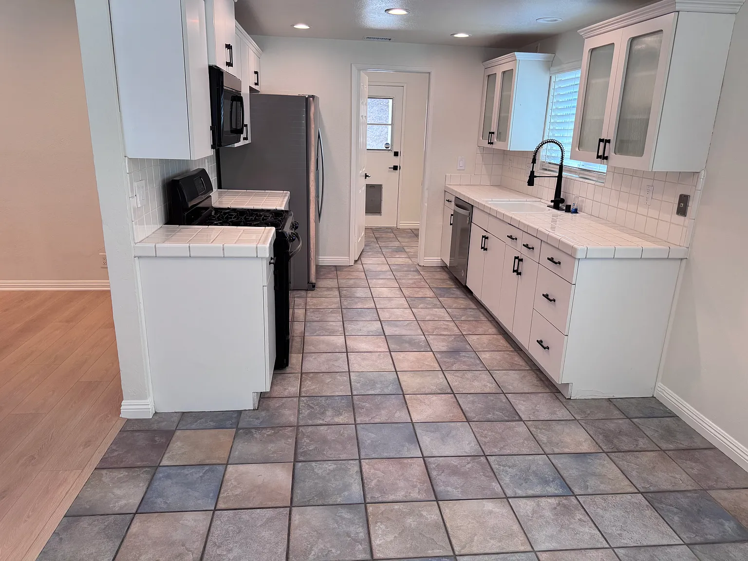25116 Vermont Dr — Photo 3
