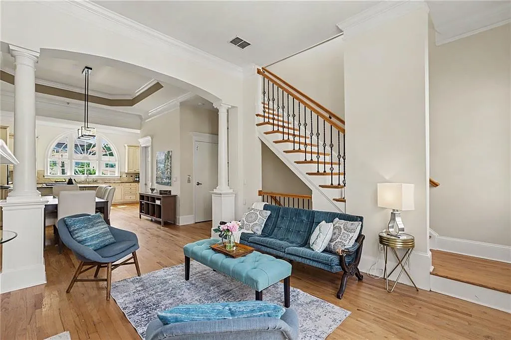 3 bed, 2.5 bath, 2320 sqft, $5,000 — Photo 4