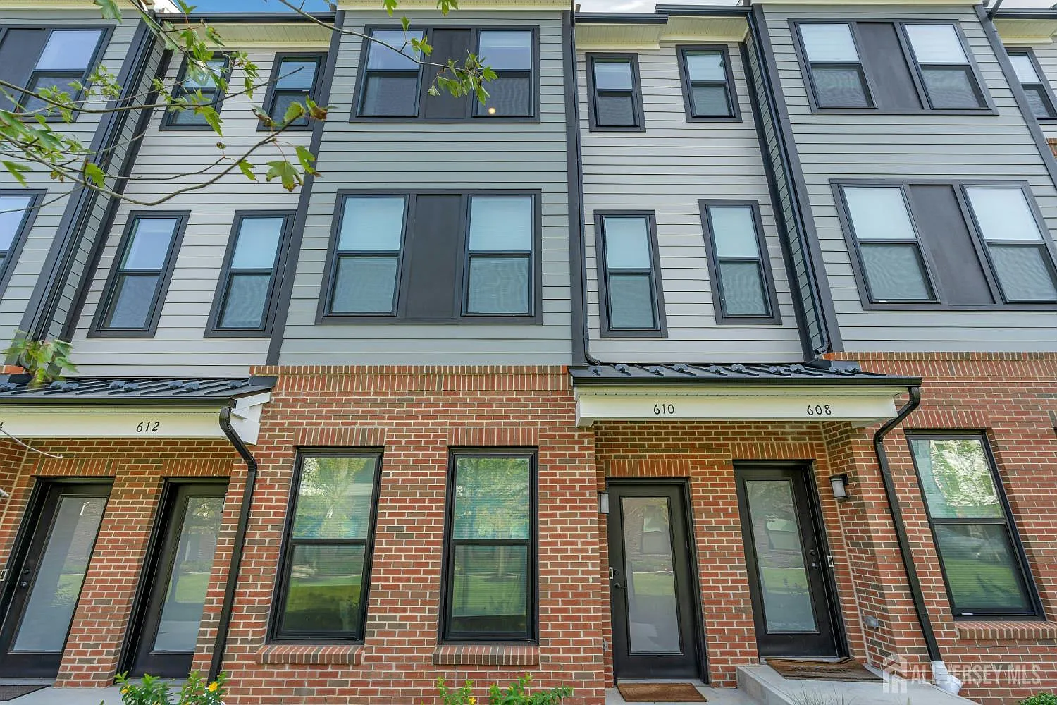 3 bed, 2.5 bath, 1654 sqft, $4,500 — Photo 3