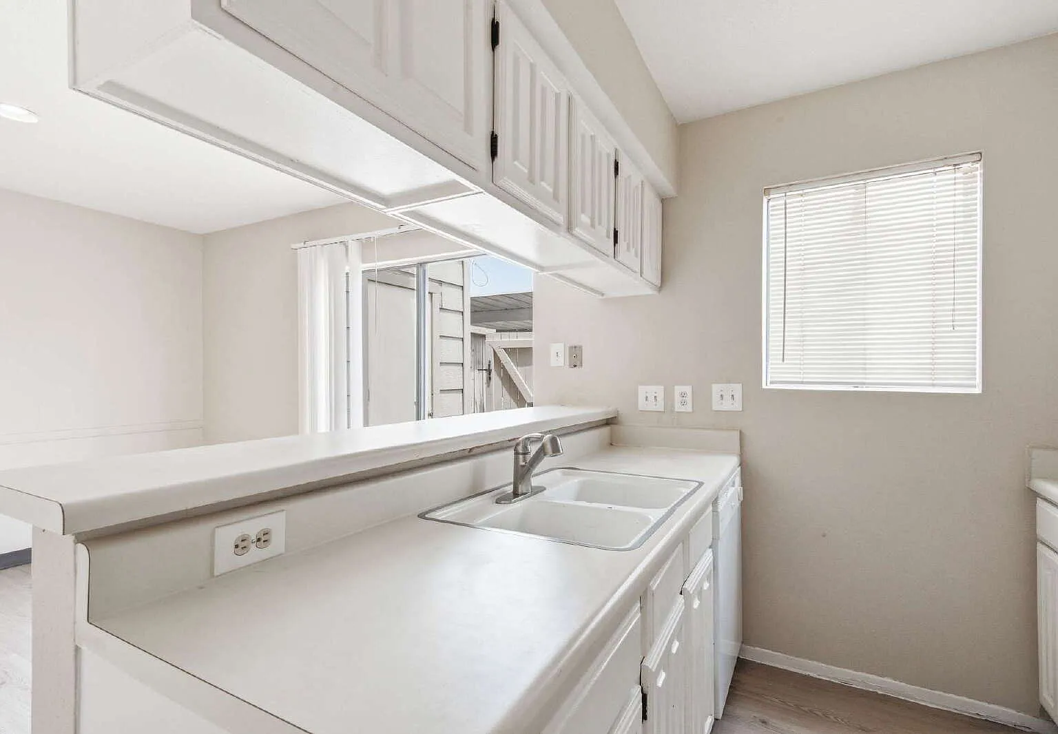 2 bed, 2.5 bath, 1200 sqft, $1,050 — Photo 4