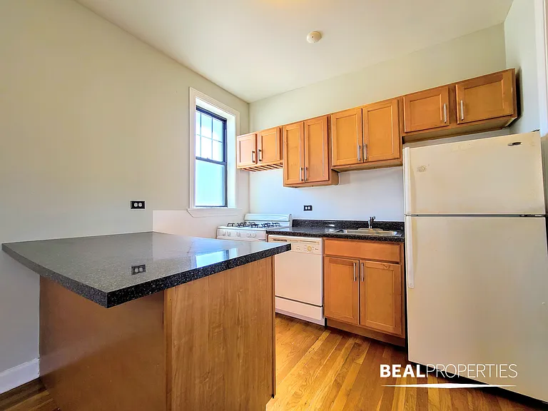 719-27 West Barry Avenue — Photo 22