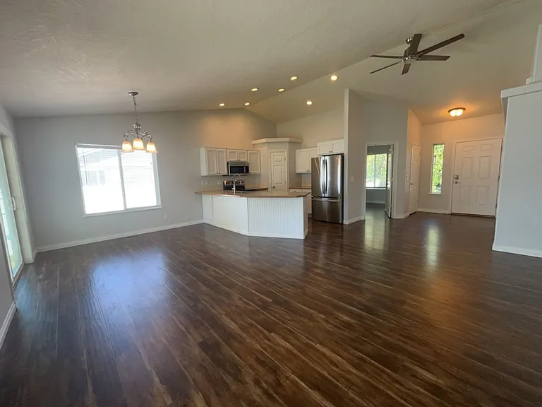 1537 Foxglove Ave — Photo 2