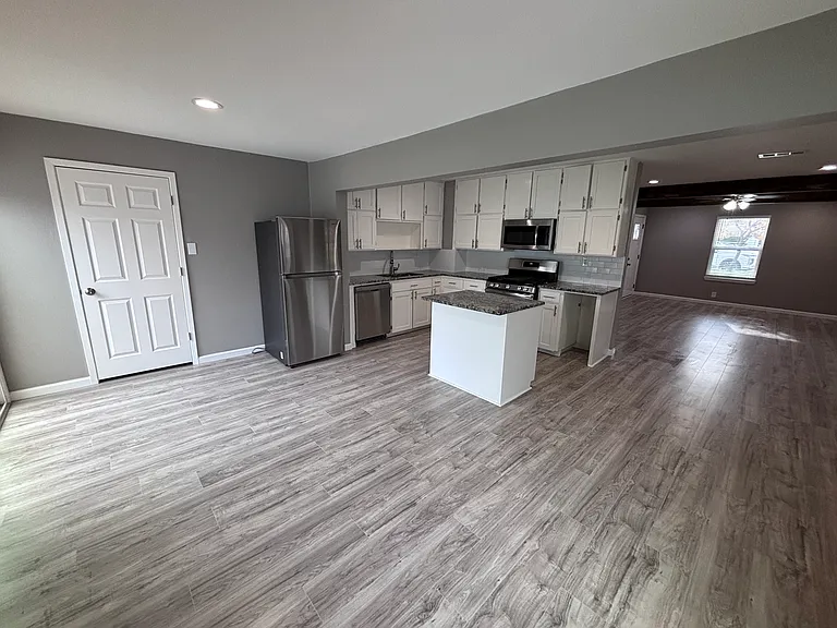 708 Edney St — Photo 2