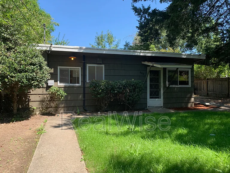940 SE North St — Photo 49