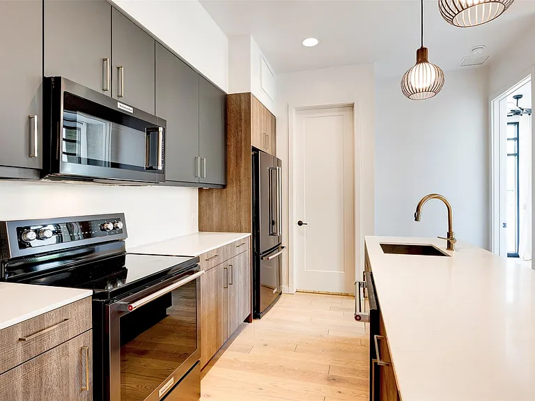 1501 E 4th St #202 — Photo 8