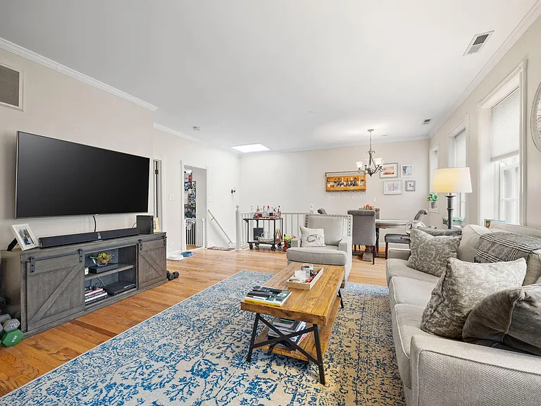 221 W Willow St — Photo 14