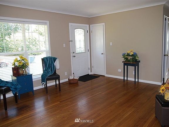 2nd image of 18 Columbia Cir SW