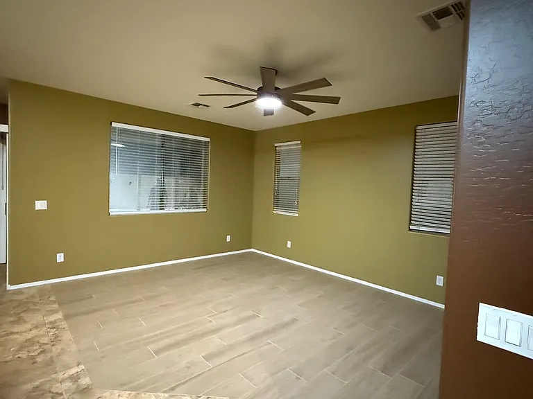 15435 W Canterbury Dr — Photo 2