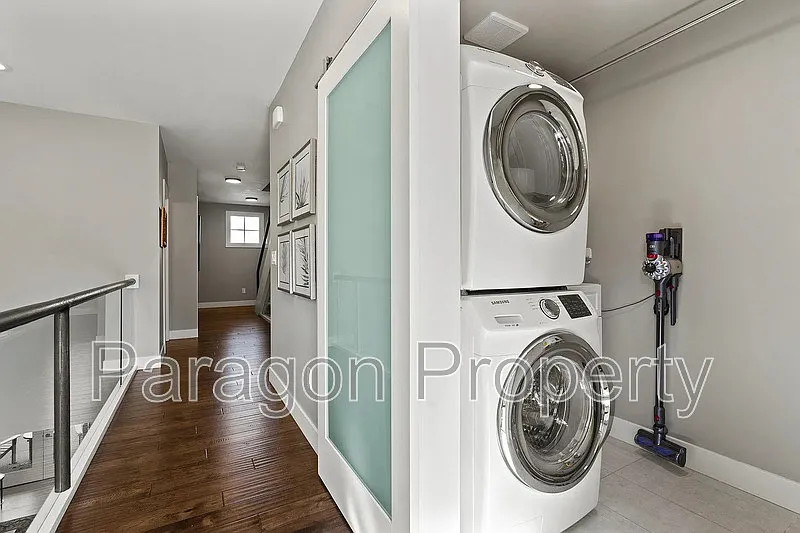 2 bed, 2.0 bath, 2026 sqft, $2,200 — Photo 4
