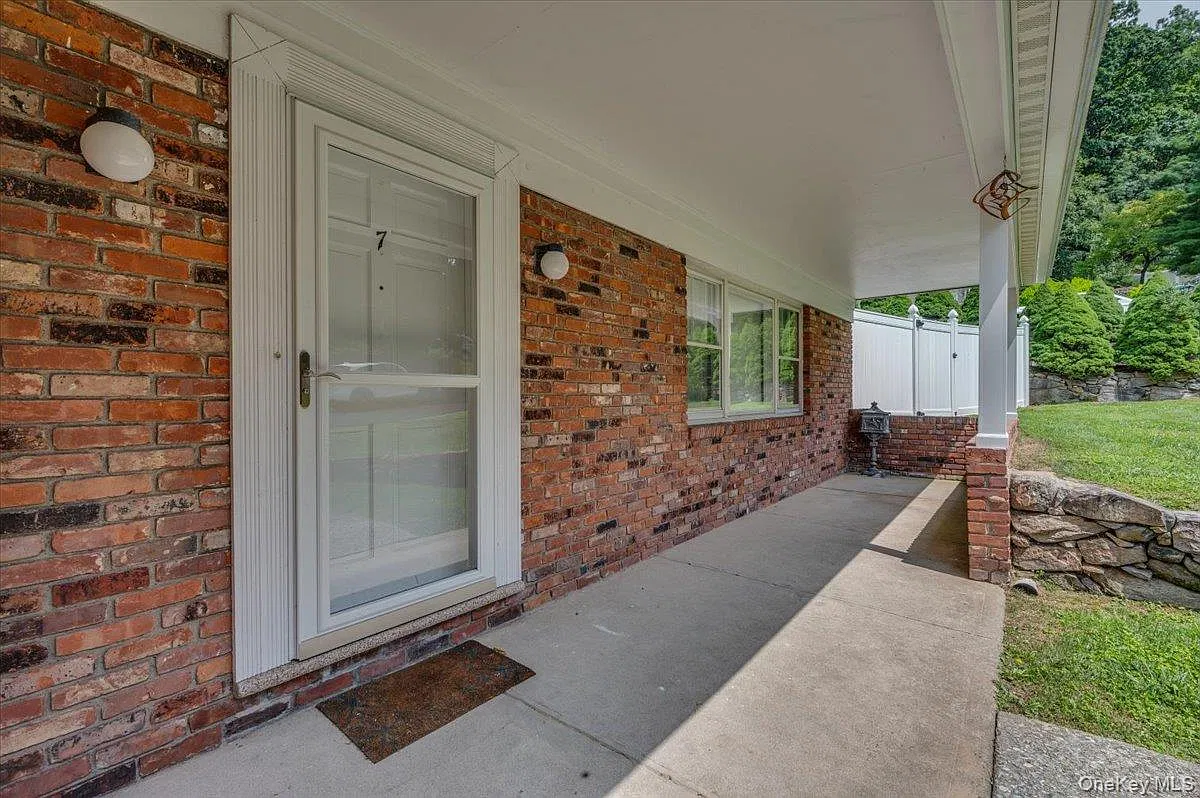 4 bed, 2.5 bath, 2131 sqft, $7,500 — Photo 2