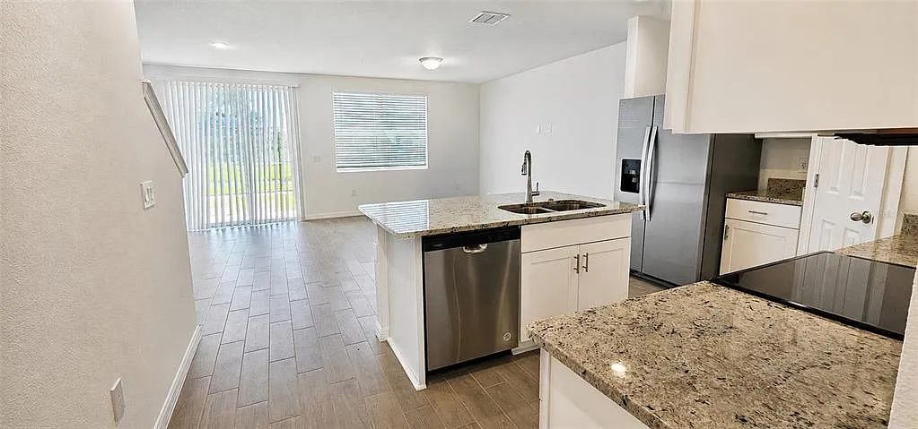 3 bed, 2.5 bath, 1489 sqft, $2,350 — Photo 3