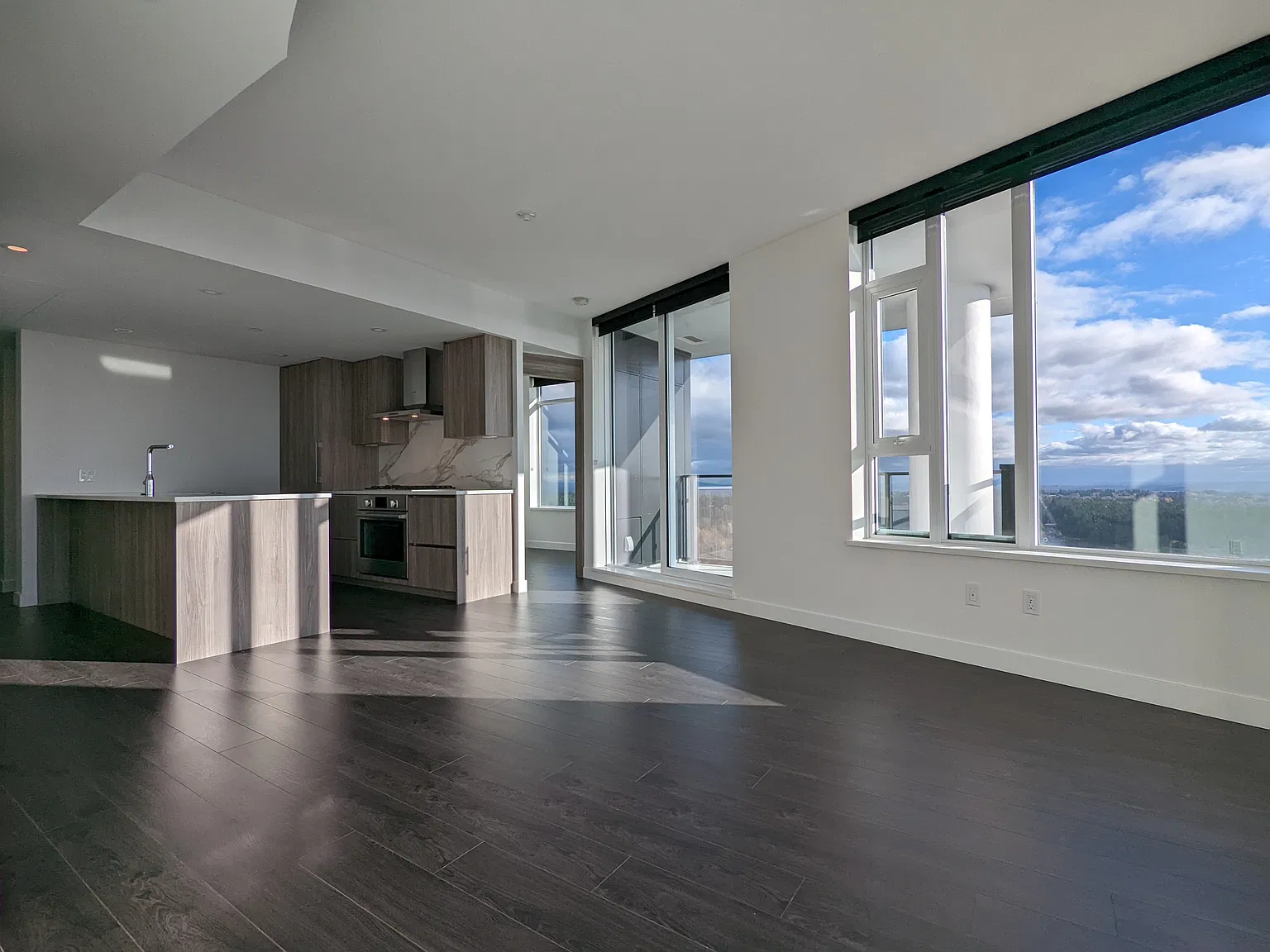 9887 Whalley Boulevard Surrey — Photo 2