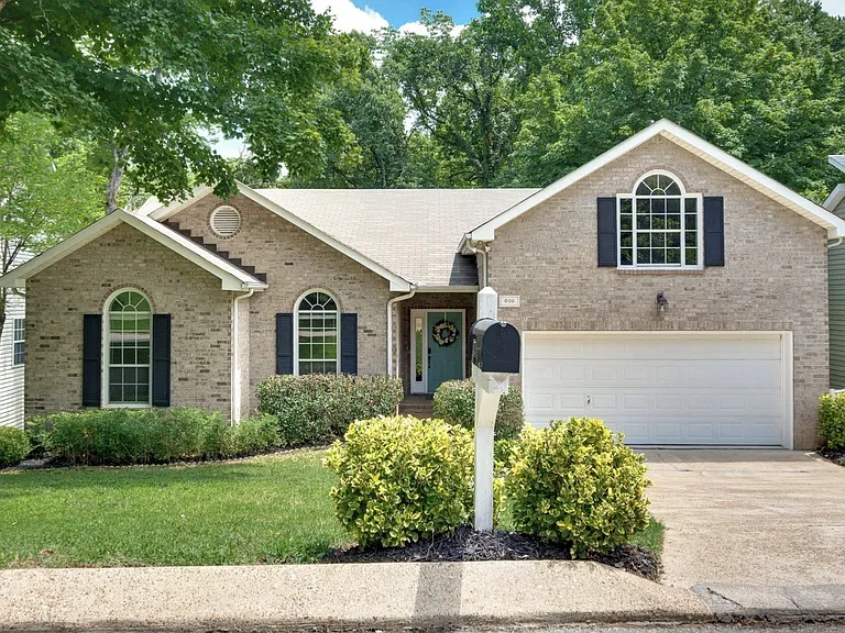 629 Magnolia Ln — Photo 3