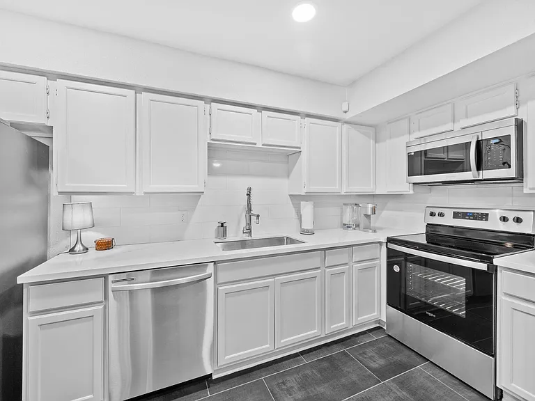 3831 Landmark Dr — Photo 8