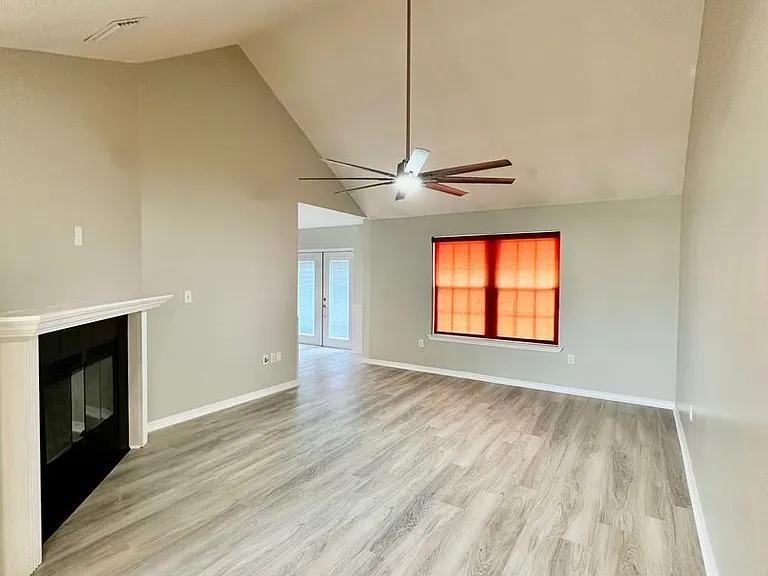 519 E Timberlake Dr — Photo 2