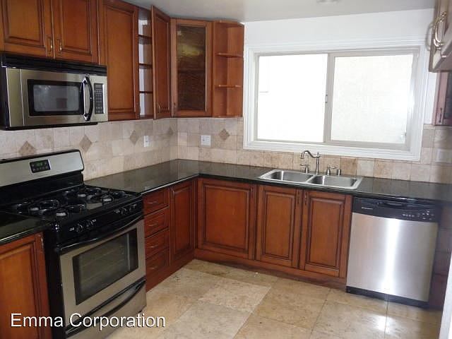 2nd image of 14764 Sylvan St Unit 4