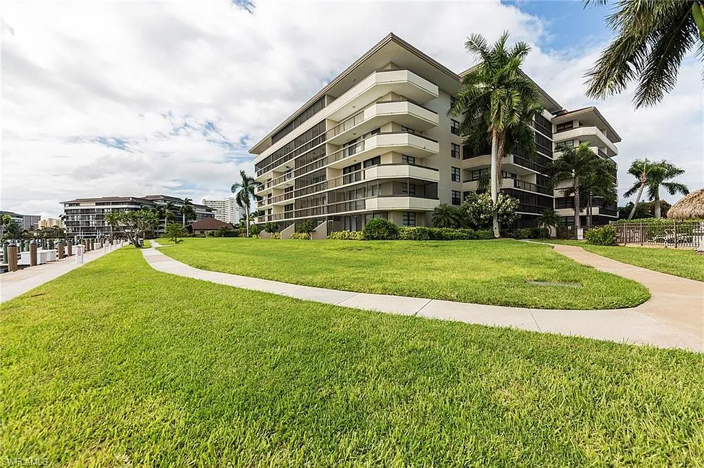 2 bed, 2.0 bath, 964 sqft, $6,000 — Photo 2