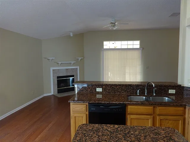 4 bed, 2.5 bath, 2330 sqft, $2,765 — Photo 2