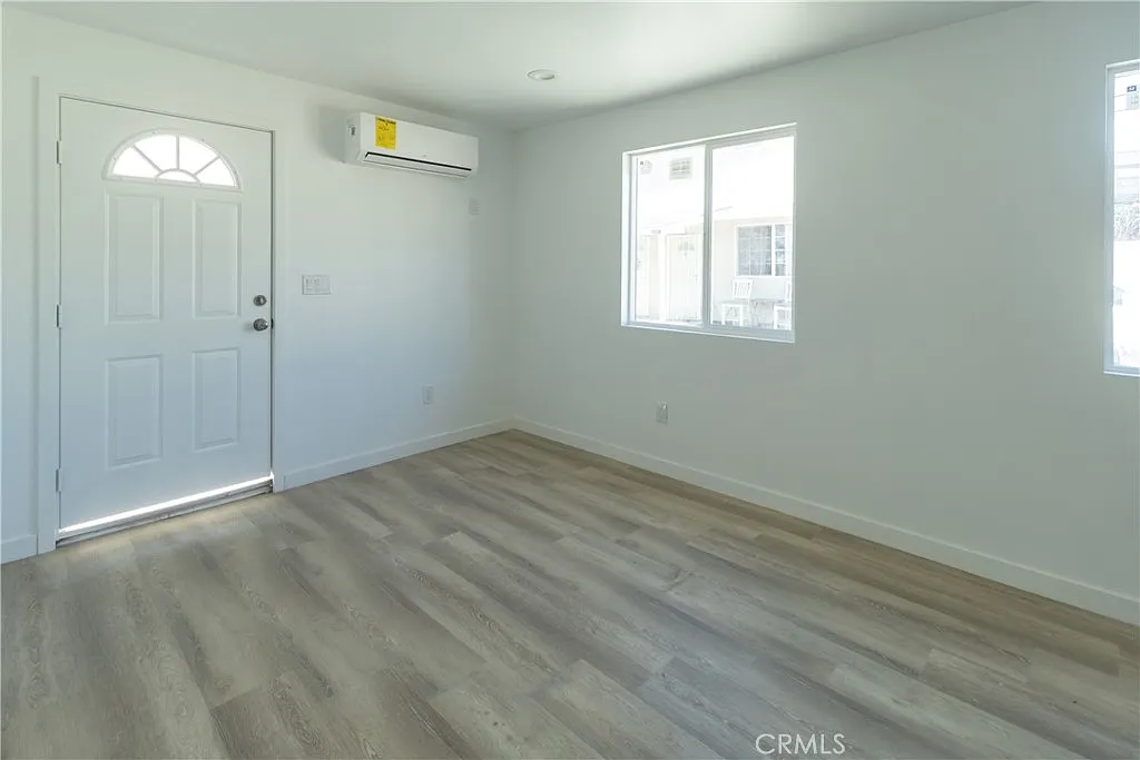3 bed, 720 sqft, $3,100 — Photo 3