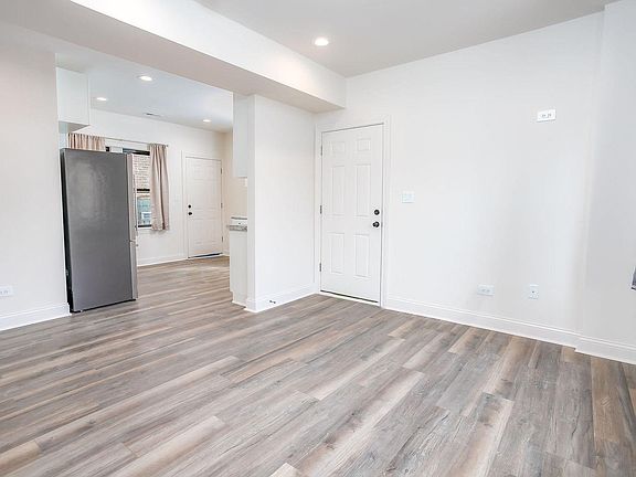 4th image of 3048 S Keeler Ave #1