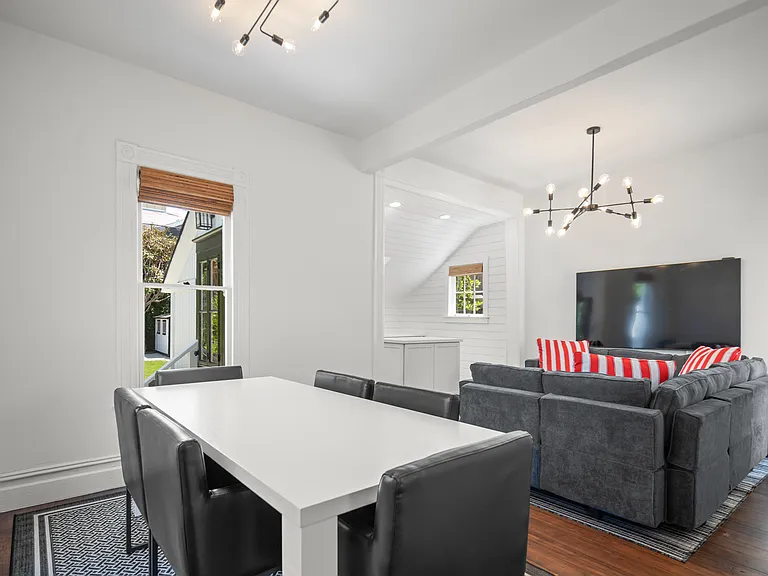 1021 E Ave — Photo 16