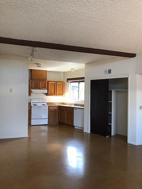 Kitchen/Dining with pantry