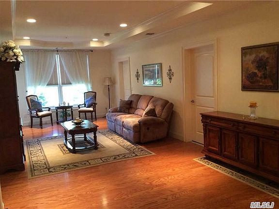 4th image of 105 Roosevelt Way