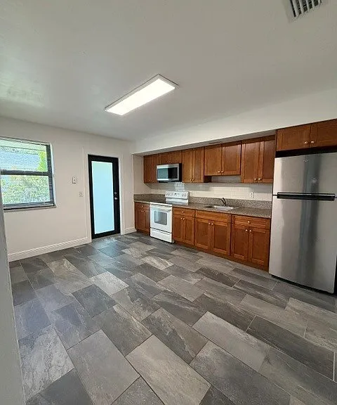 408 SW 8th St — Photo 10