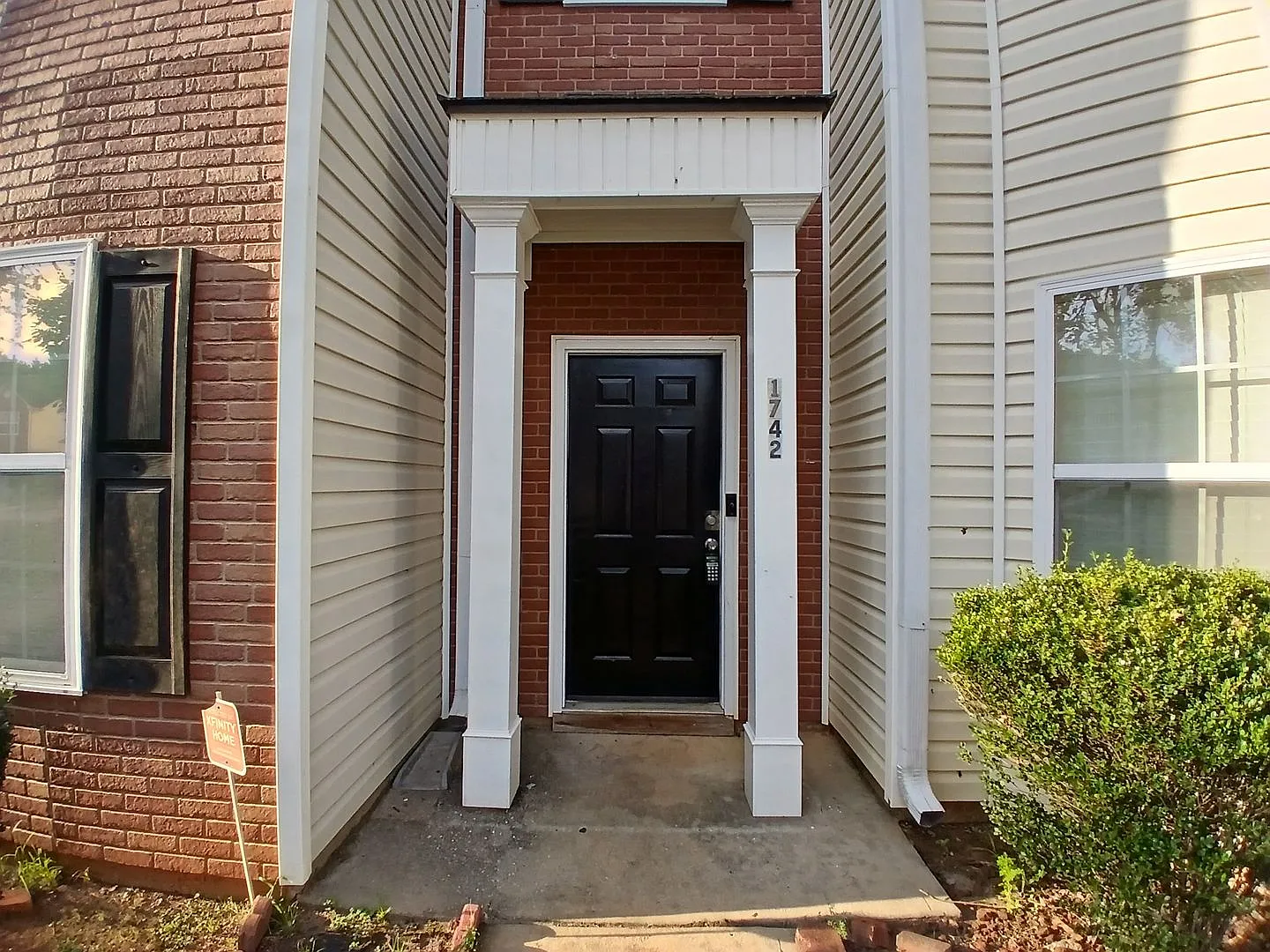Spacious 3-Bedroom Townhome in Hampton — Photo 2
