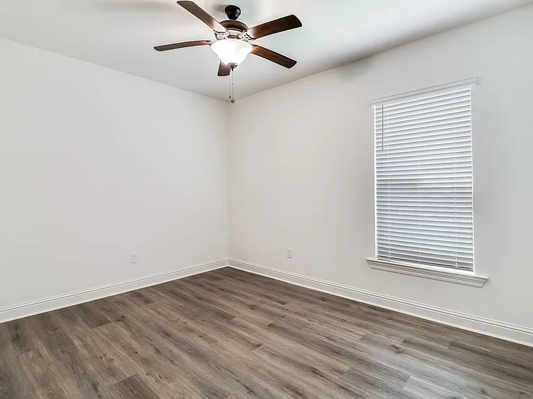 209 Mintmere Ln — Photo 2