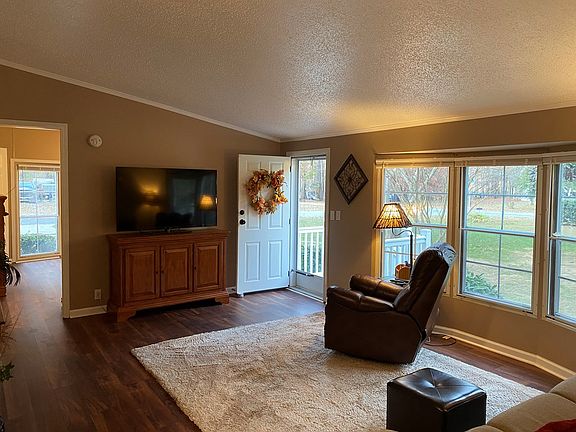 4th image of 608 Hawthorne Dr