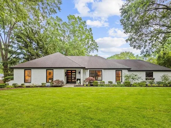 2407 W 105th St, Leawood, KS 66206