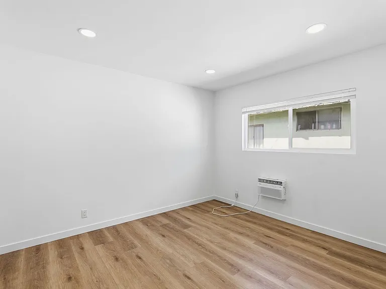 7305 Variel Avenue — Photo 23