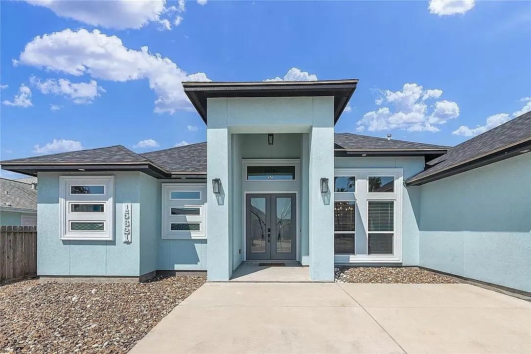 4 bed, 2812 sqft, $4,995 — Photo 2