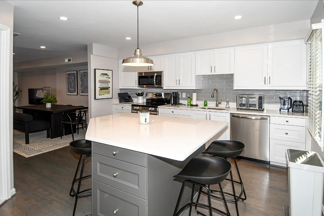 2 bed, 1.5 bath, 1360 sqft, $5,000 — Photo 1